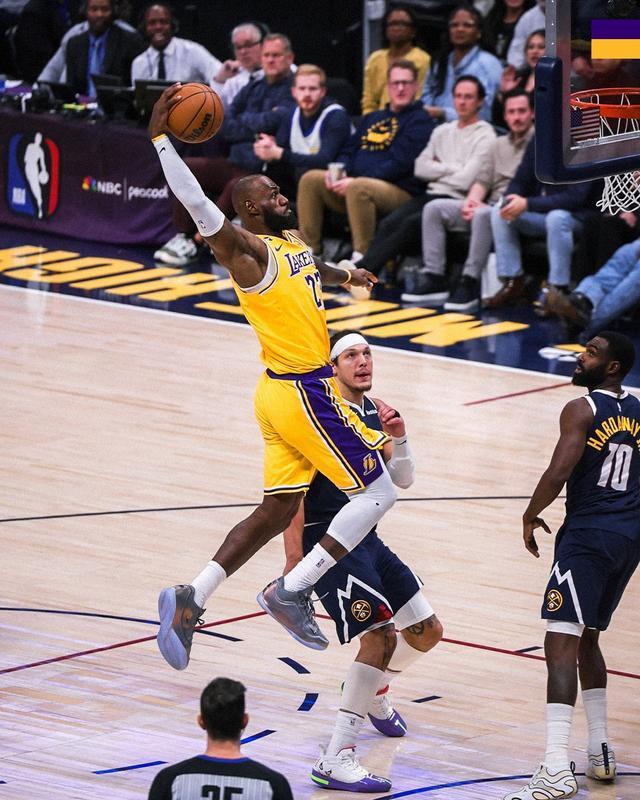 準(zhǔn)三雙+末節(jié)單臂戰(zhàn)斧暴扣，詹姆斯15中8得19分9板8助，正負(fù)值+13