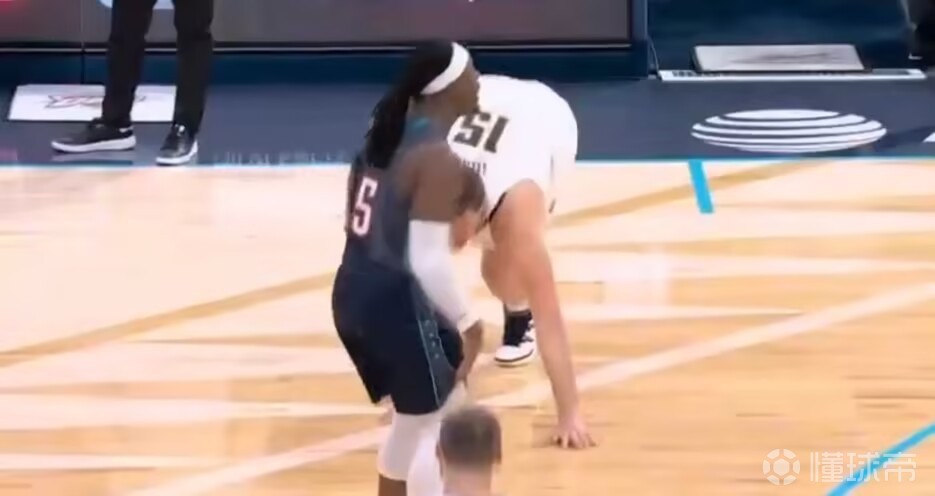 多爾特撞倒約基奇，隨后杰林與約基奇爆發(fā)沖突，多爾特被驅逐